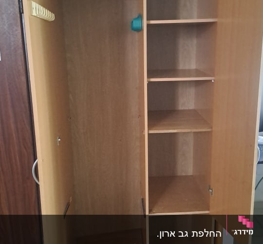 ארון בגדים מעץ עם דלתות ציר פתוחות ומדפים פנימיים